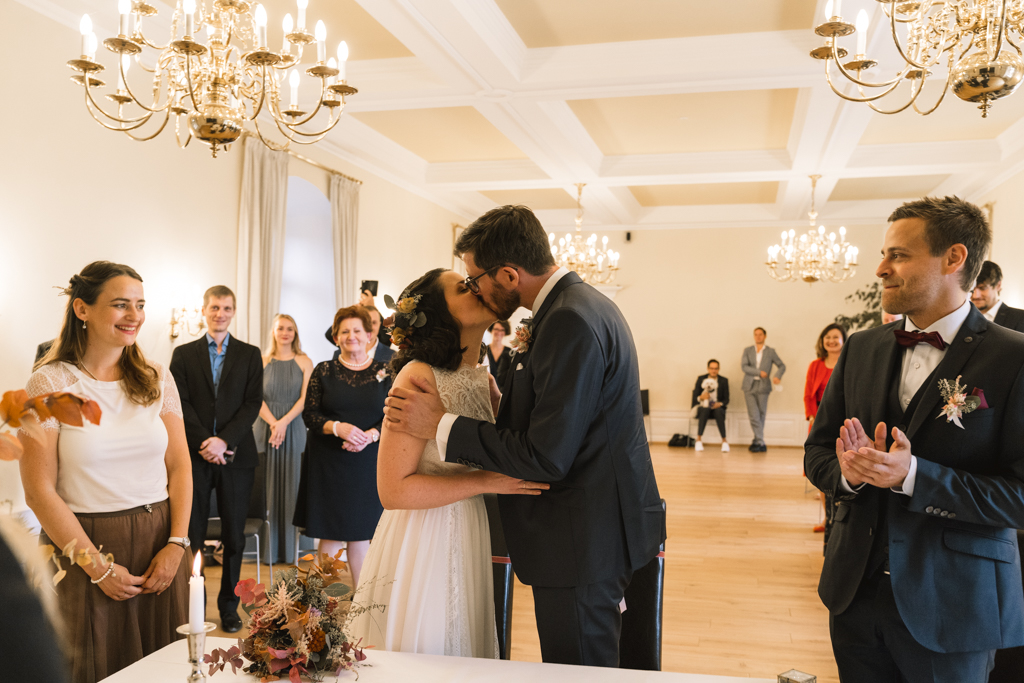 Hochzeitsfotograf Frankfurt - Brautpaar küsst sich nach dem Ehegelöbnis.