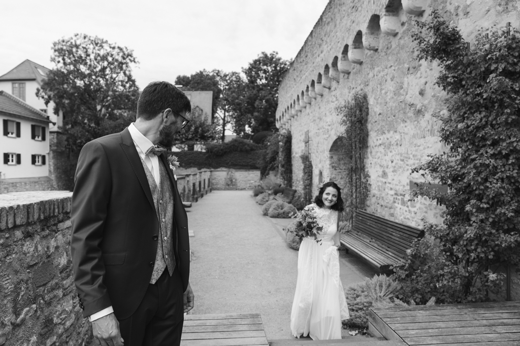 Hochzeitsfotografin Mainz - Der First Look, das Brautpaar sieht sich zum ersten Mal vor der Hochzeit.